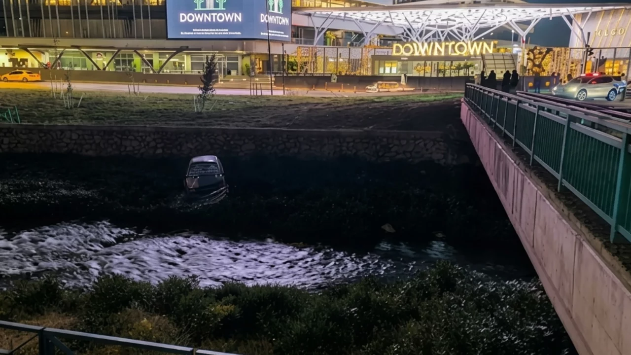 Bursa'daki AVM Önünde Otomobil Dereye Uçtu