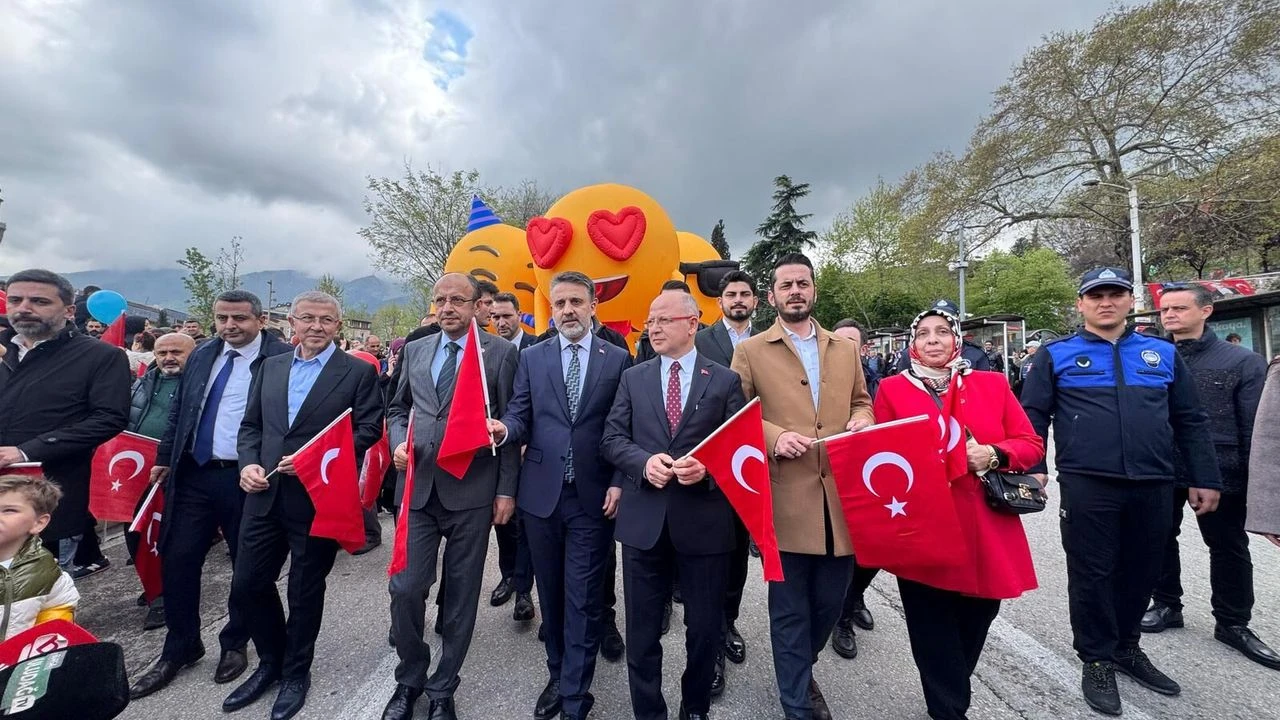 Bursa'da 23 Nisan Coşkusu Sokaklara Taştı: Renkli Kortej ve Çocuk Şenliğiyle Kutlandı