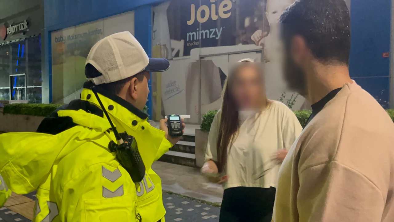 Bursa'da Alkollü Sürücü ve Polis Arasında Gergin Anlar: 'Alo Kanka, Acil Durum' Diyaloğu Kamerada Bursa'da Alkollü Sürücü ve Polis Arasında Gergin Anlar: 'Alo Kanka, Acil Durum' Diyaloğu Kamerada