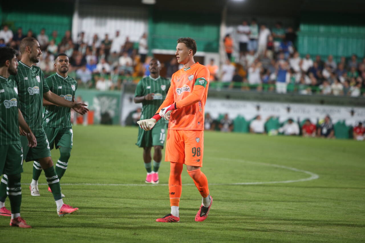Bursaspor'un En Genç Kaptanı: 19 Yaşındaki Kaleci Kerem Matışlı Tarihe Geçti