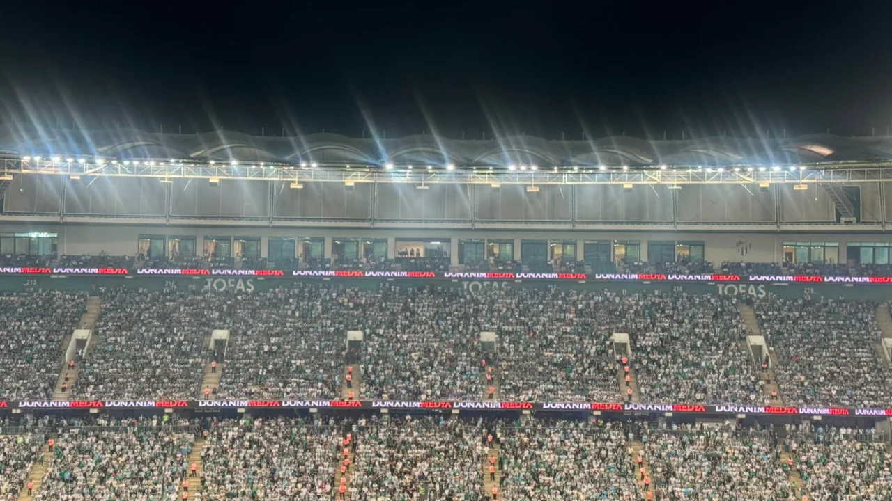 Bursaspor tribünlerinde nefes kesen atmosfer: 40 bin 480 taraftar, 106 desibel!