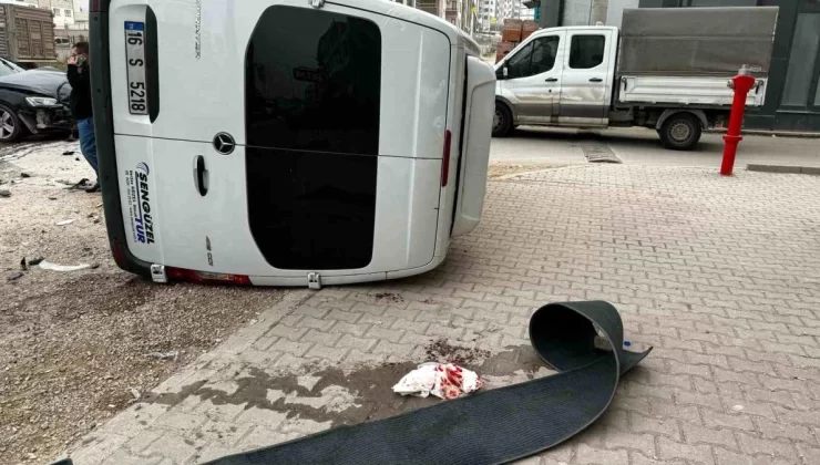 Bursa’da Minibüs Kaza Yaptı: Sürücü Yaralandı