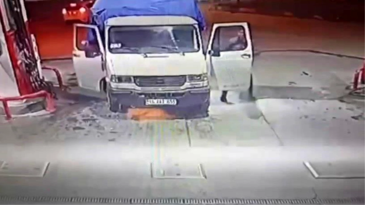 Bursa’da Akaryakıt İstasyonunda Kamyonet Alev Aldı
