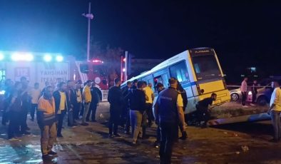 Kırıkkale'de minibüs ile otomobilin çarpışması sonucu 22 kişi yaralandı – Güncel haberler