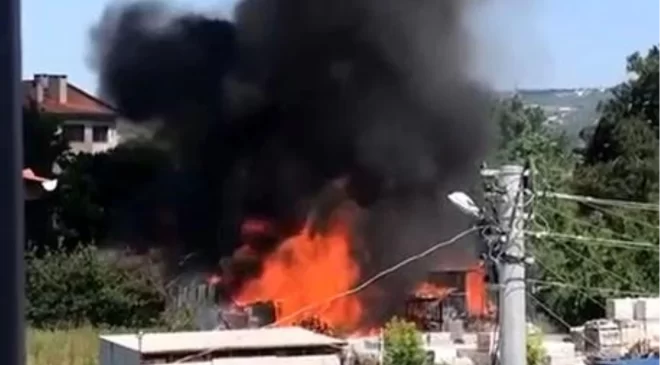 Bursa’da inşaat deposunda çıkan yangın kontrol altına alındı