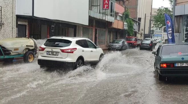 Bursa’da Sağanak Yağış Hayatı Olumsuz Etkiledi